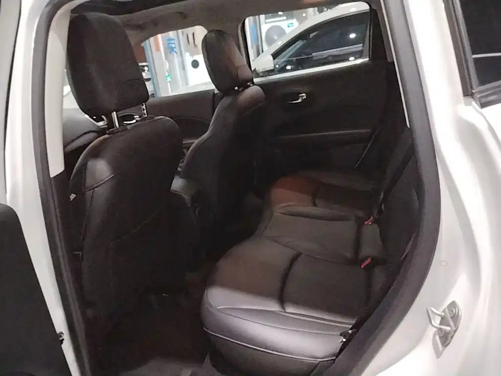 Jeep Compass — фото 17