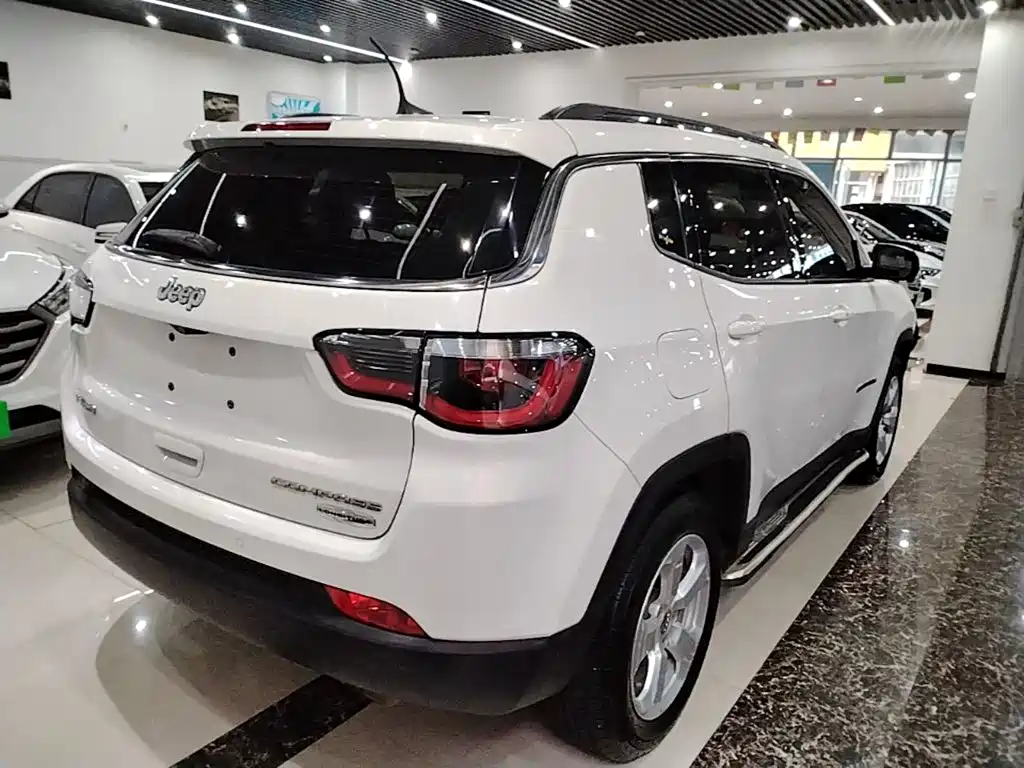 Jeep Compass — фото 7