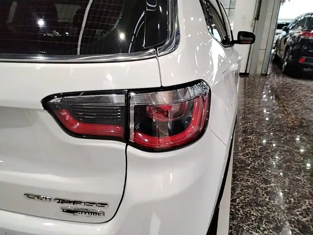 Jeep Compass — фото 8