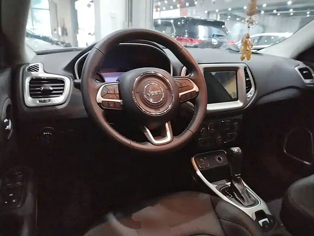 Jeep Compass — фото 10