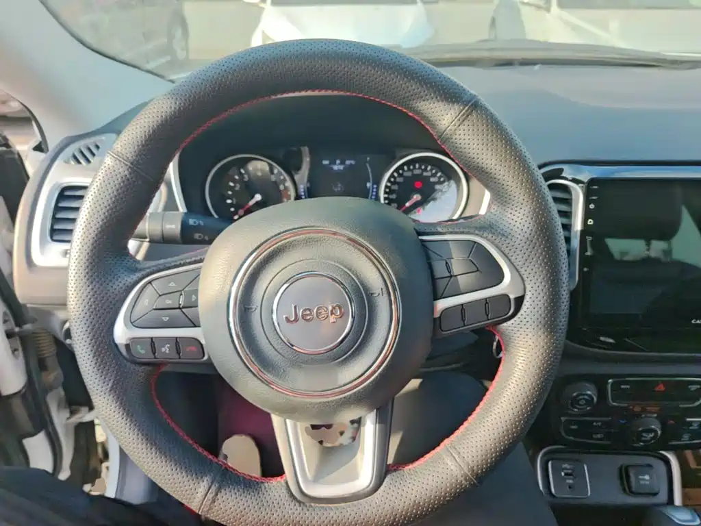 Jeep Compass — фото 11