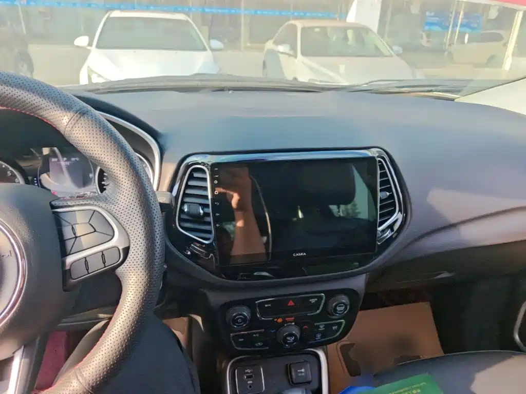 Jeep Compass — фото 10
