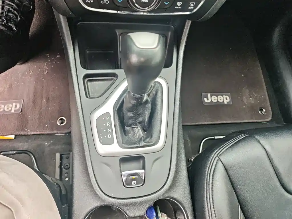 Jeep Cherokee — фото 10