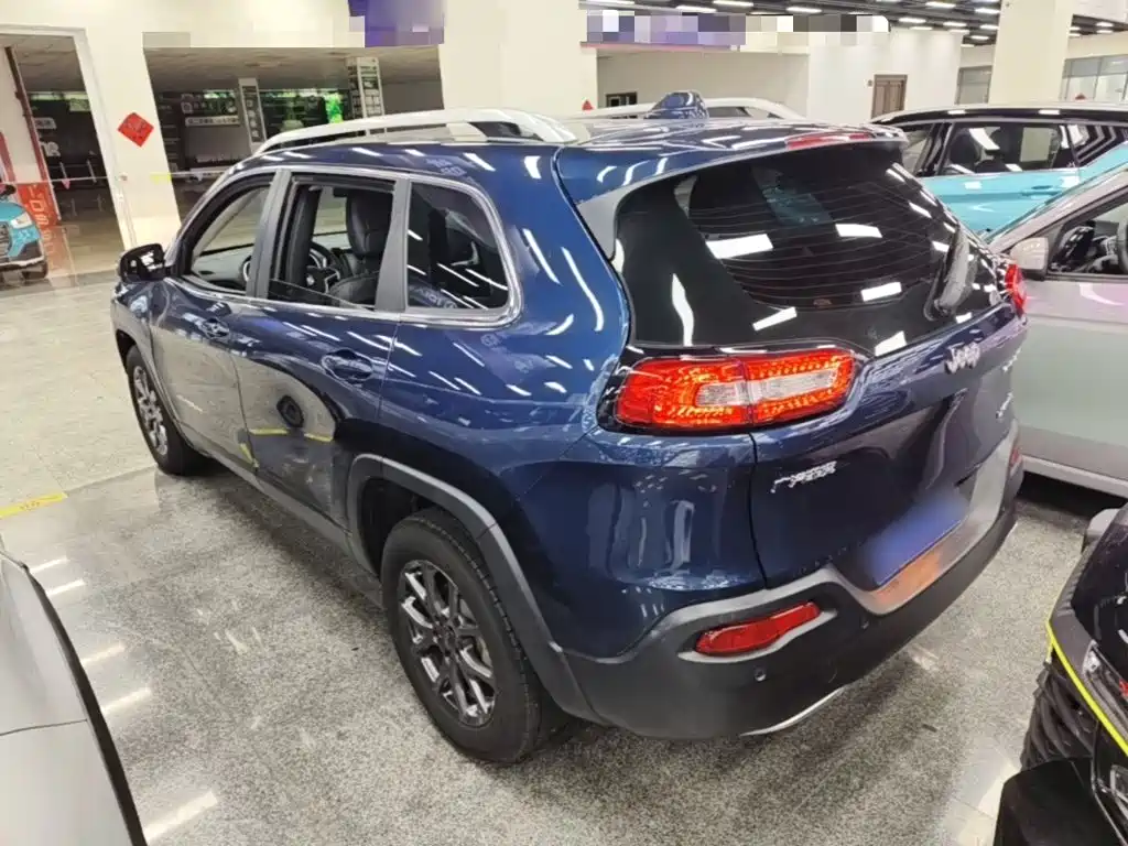 Jeep Cherokee — фото 5