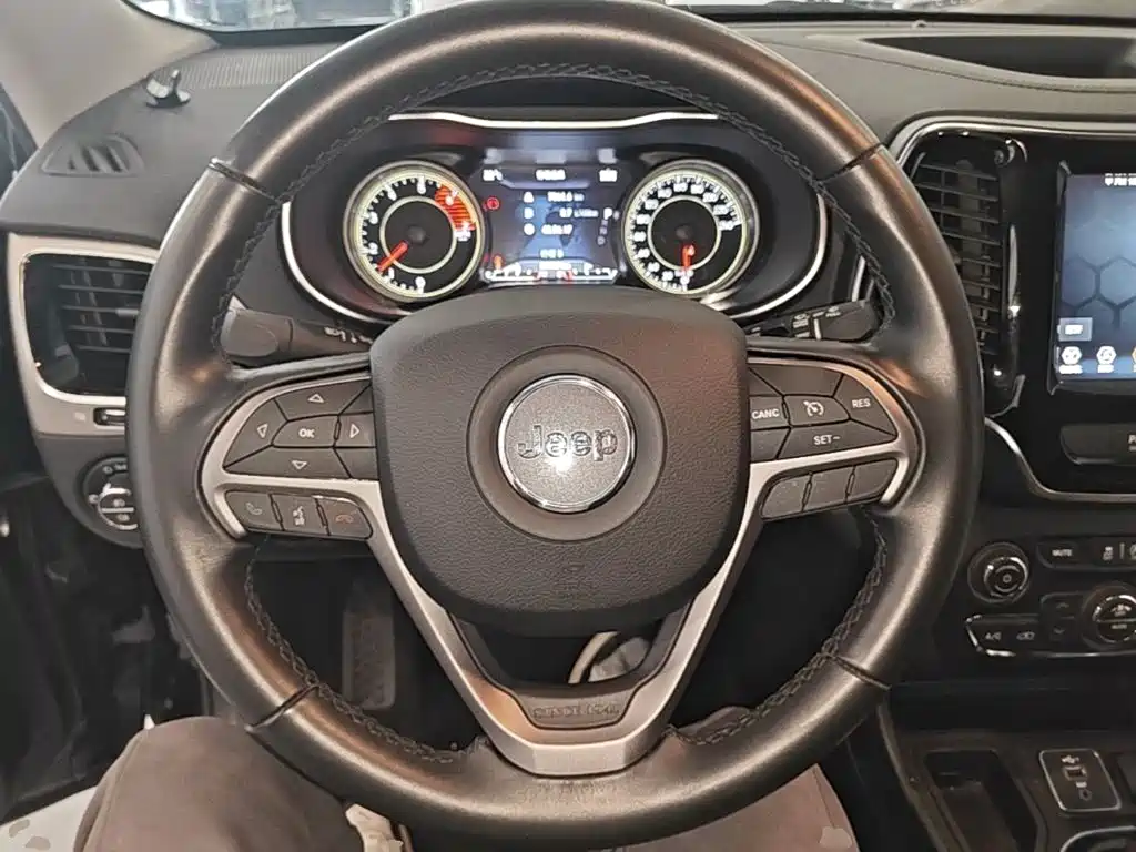Jeep Cherokee — фото 11
