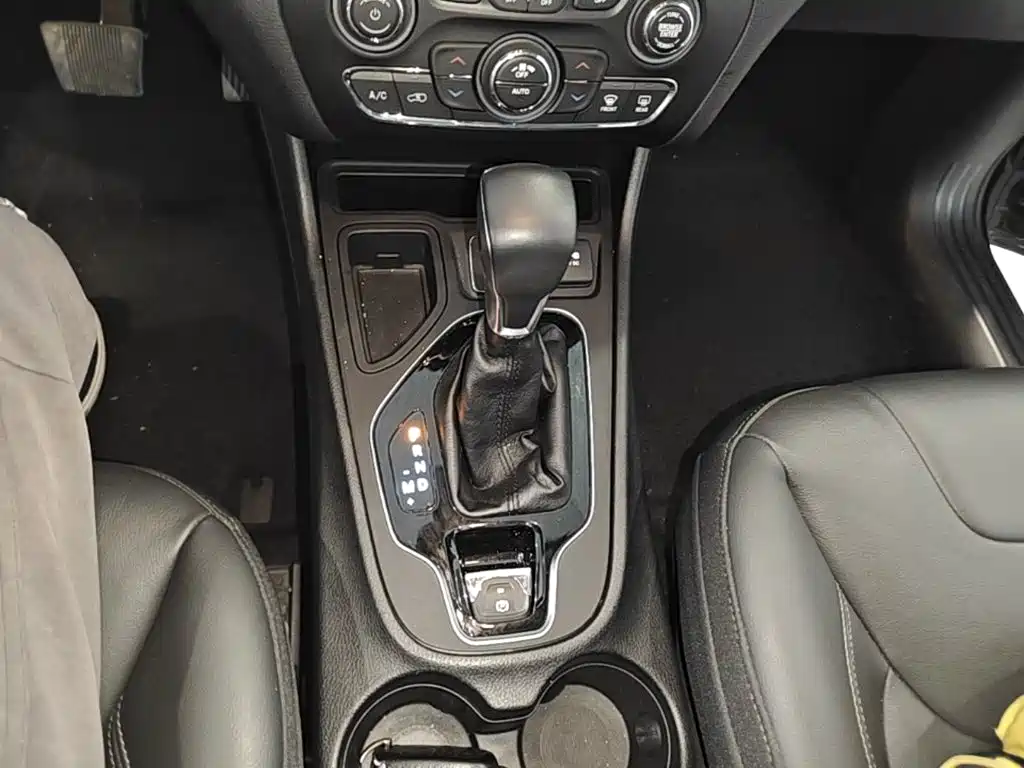 Jeep Cherokee — фото 14