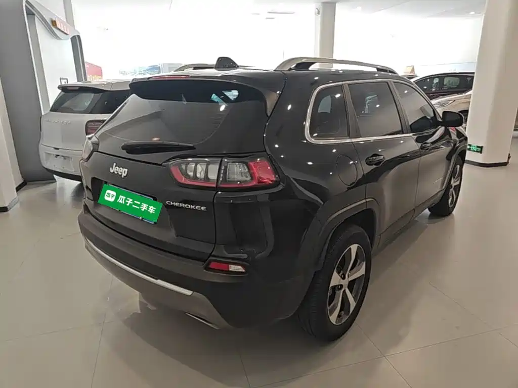 Jeep Cherokee — фото 7
