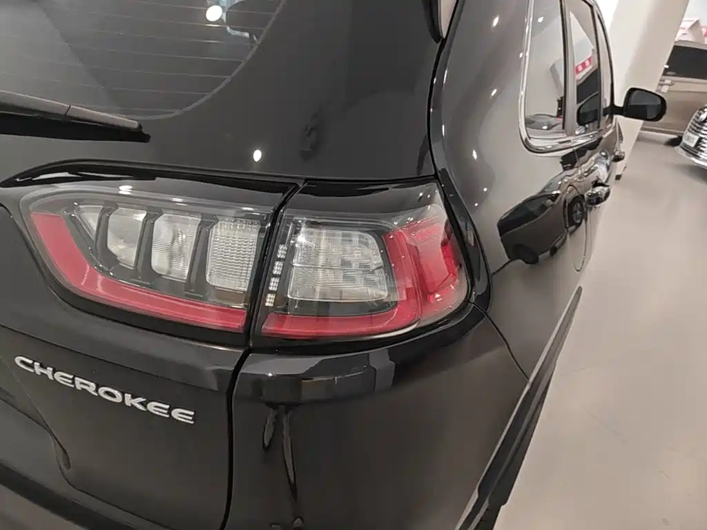 Jeep Cherokee — фото 8