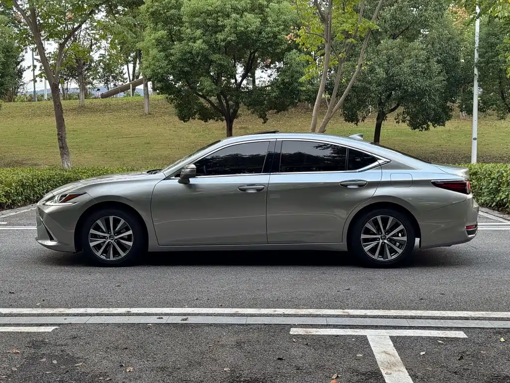 Lexus ES — фото 7