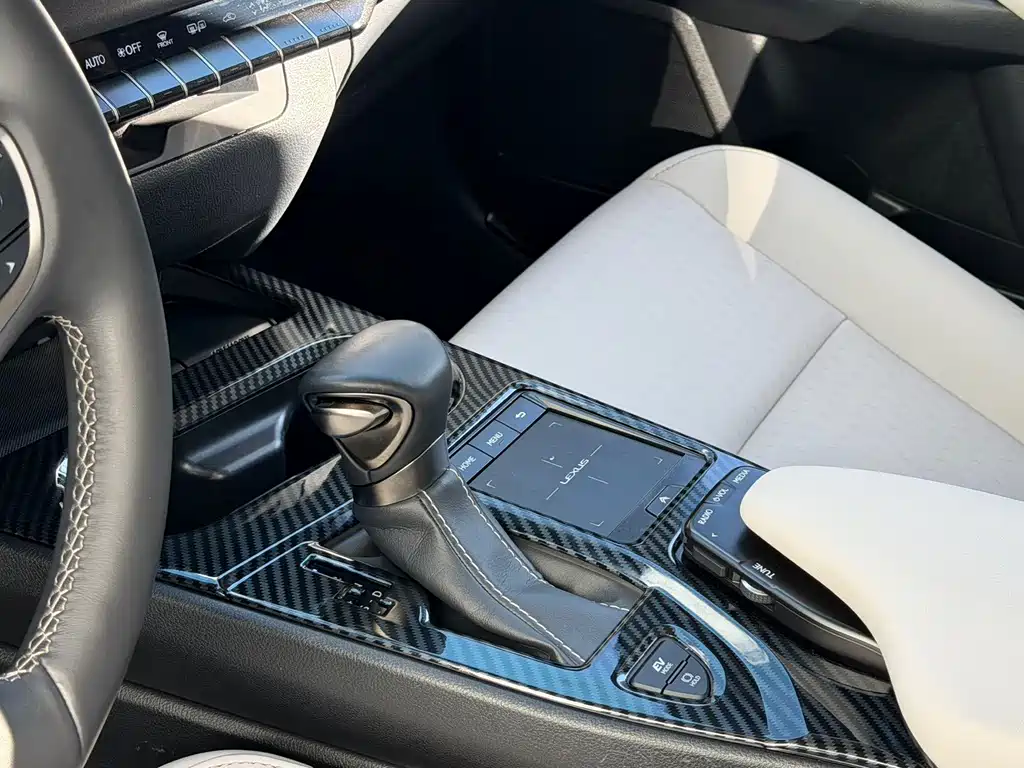 Lexus UX — фото 13