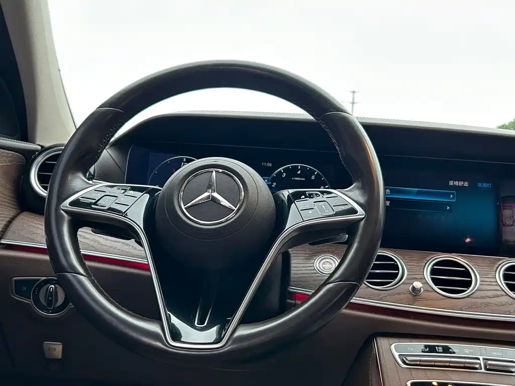 Mercedes-Benz E-Class — фото 6