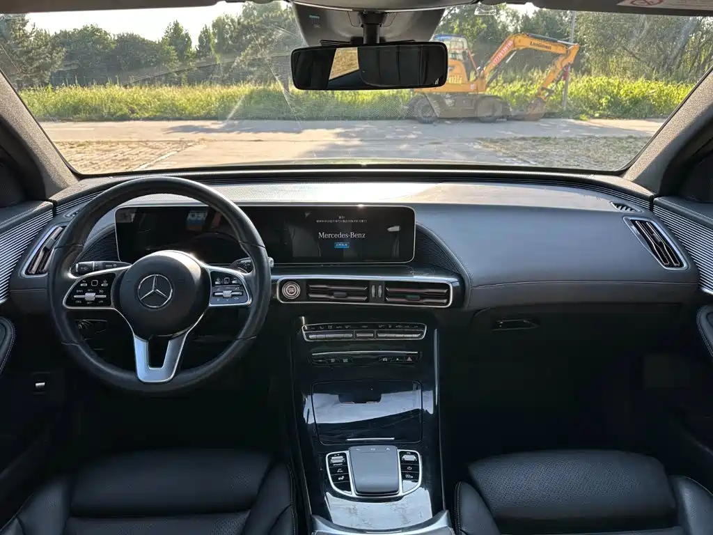 Mercedes-Benz EQC — фото 10