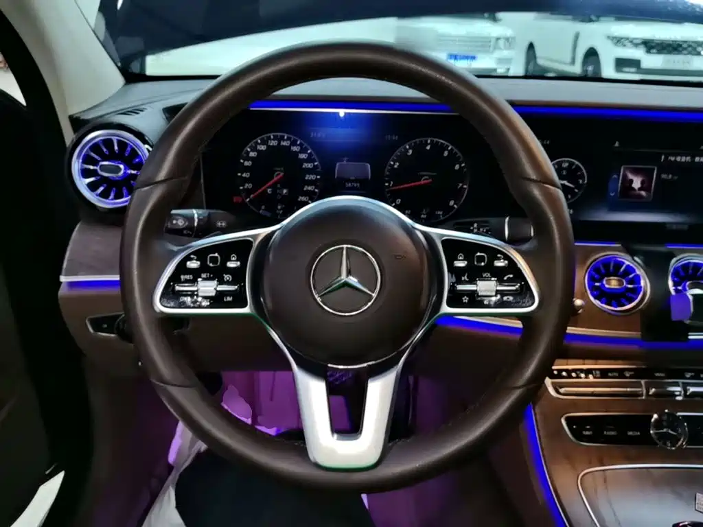 Mercedes-Benz E-Class — фото 11