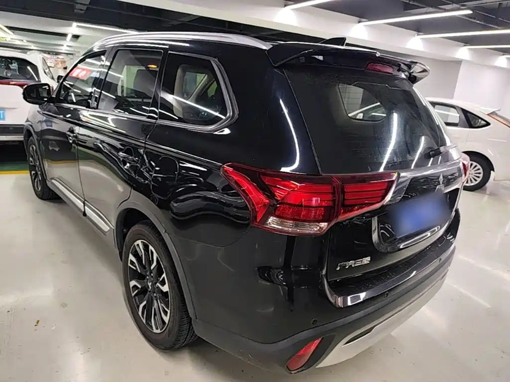 Mitsubishi Outlander — фото 5