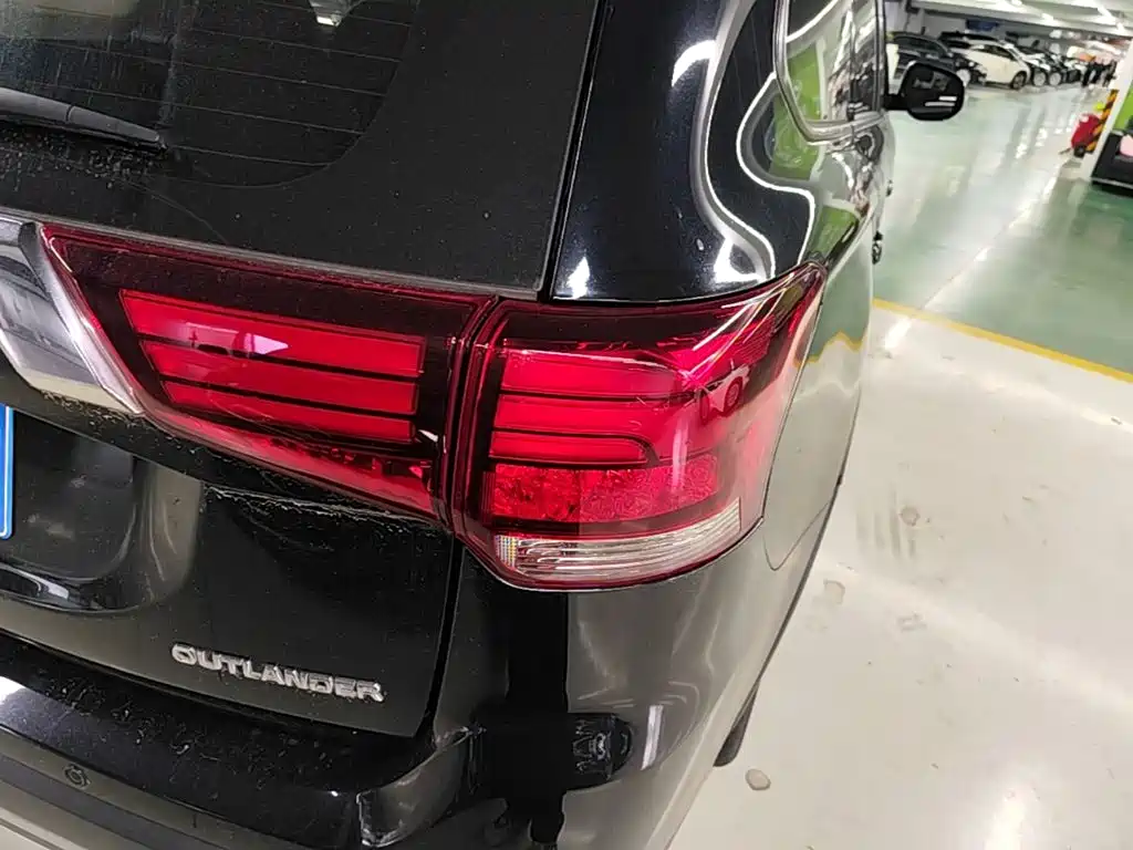 Mitsubishi Outlander — фото 8