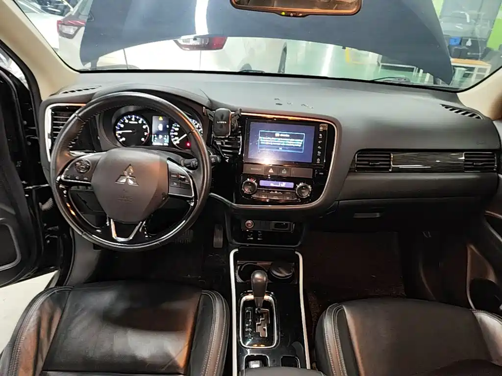 Mitsubishi Outlander — фото 10