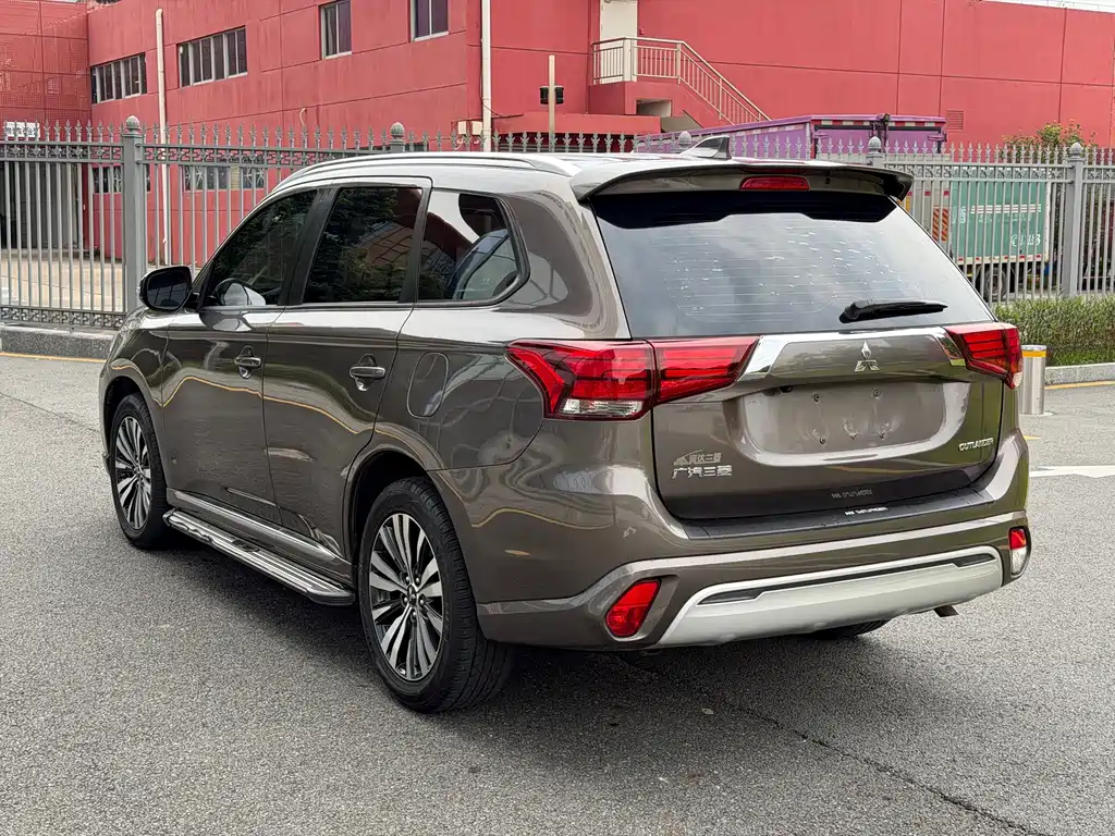Mitsubishi Outlander — фото 4