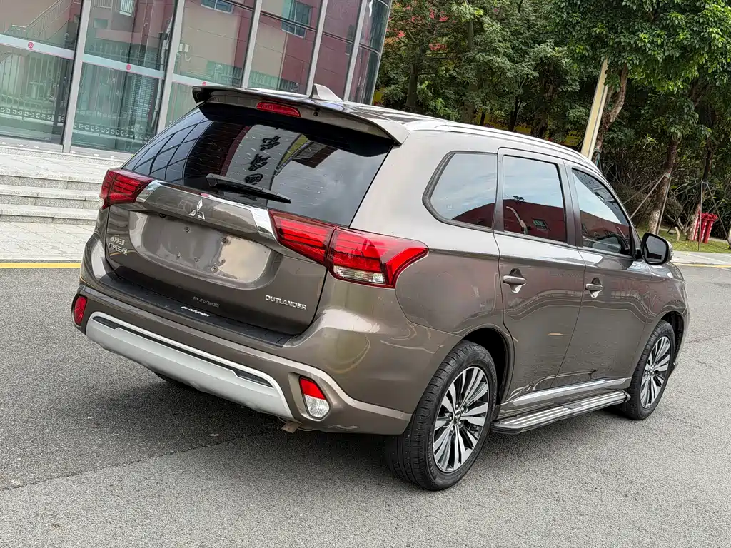 Mitsubishi Outlander — фото 6