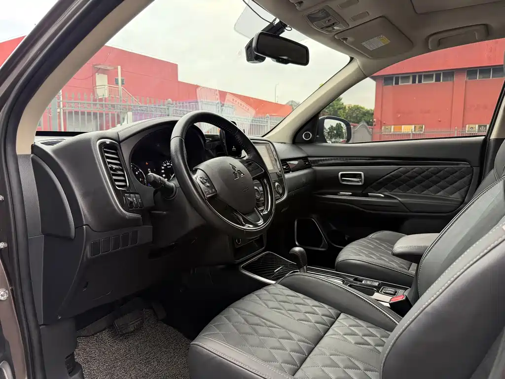 Mitsubishi Outlander — фото 7