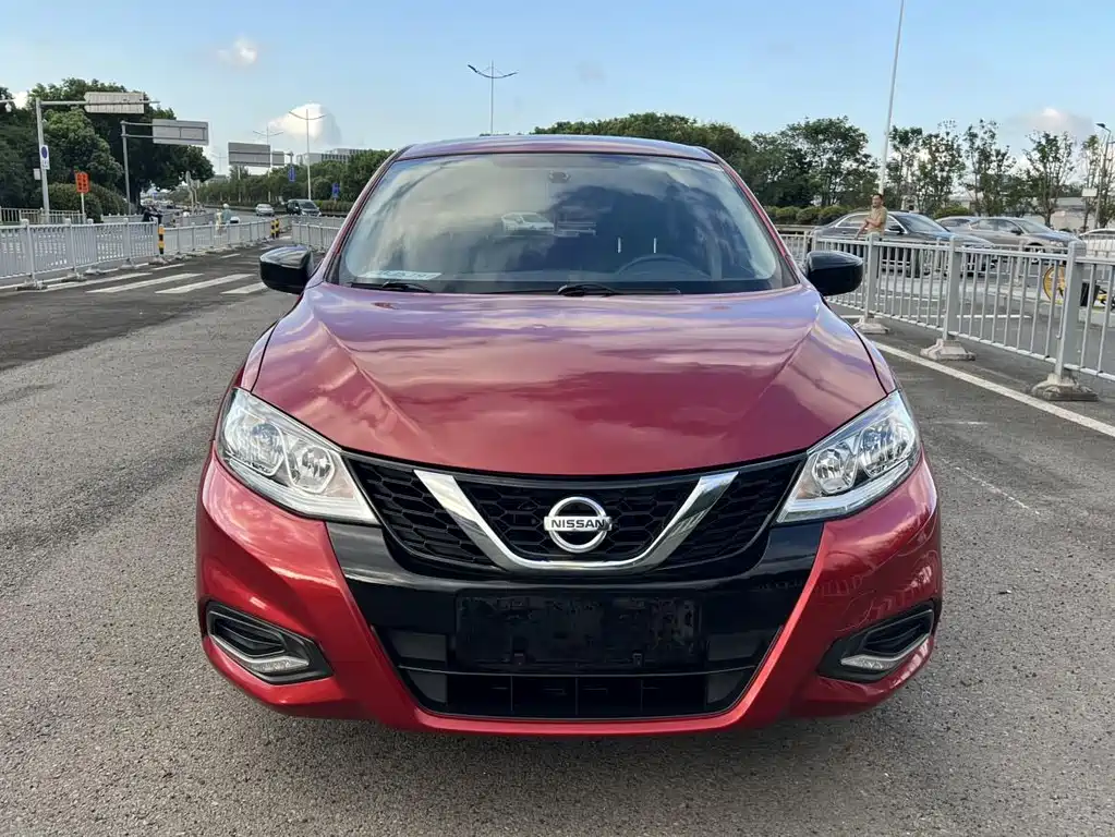 Nissan Tiida — фото 2
