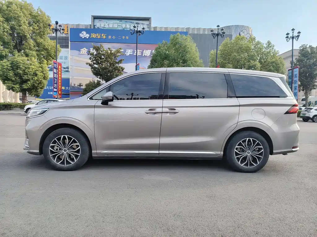 Roewe iMAX8 New Energy — фото 3