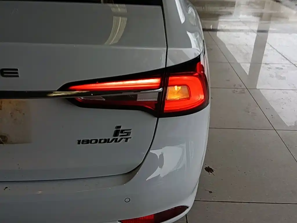 Roewe i5 — фото 8