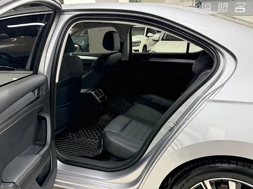 Skoda Superb — фото 11