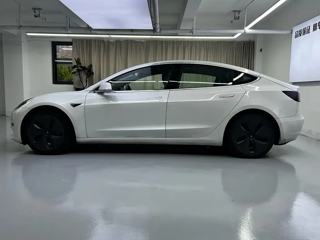 Tesla Model 3 — фото 10