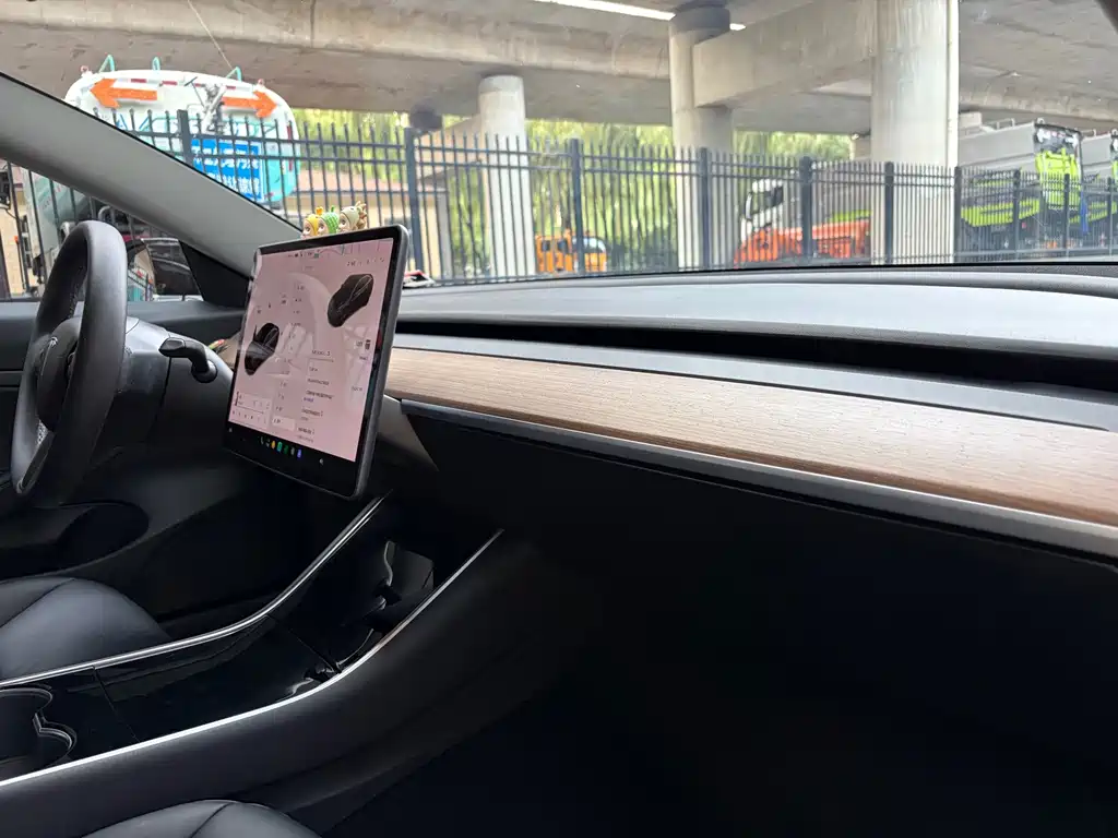 Tesla Model 3 — фото 17