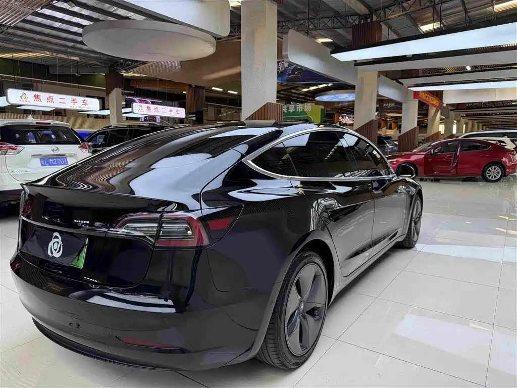 Tesla Model 3 — фото 9