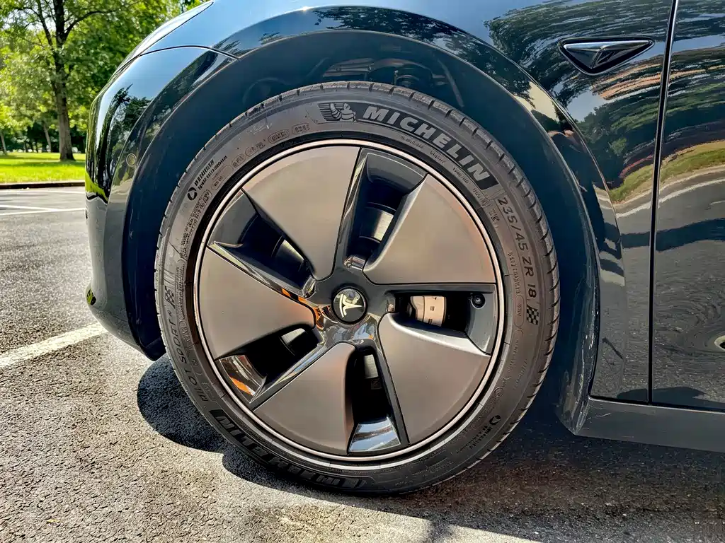 Tesla Model 3 — фото 10