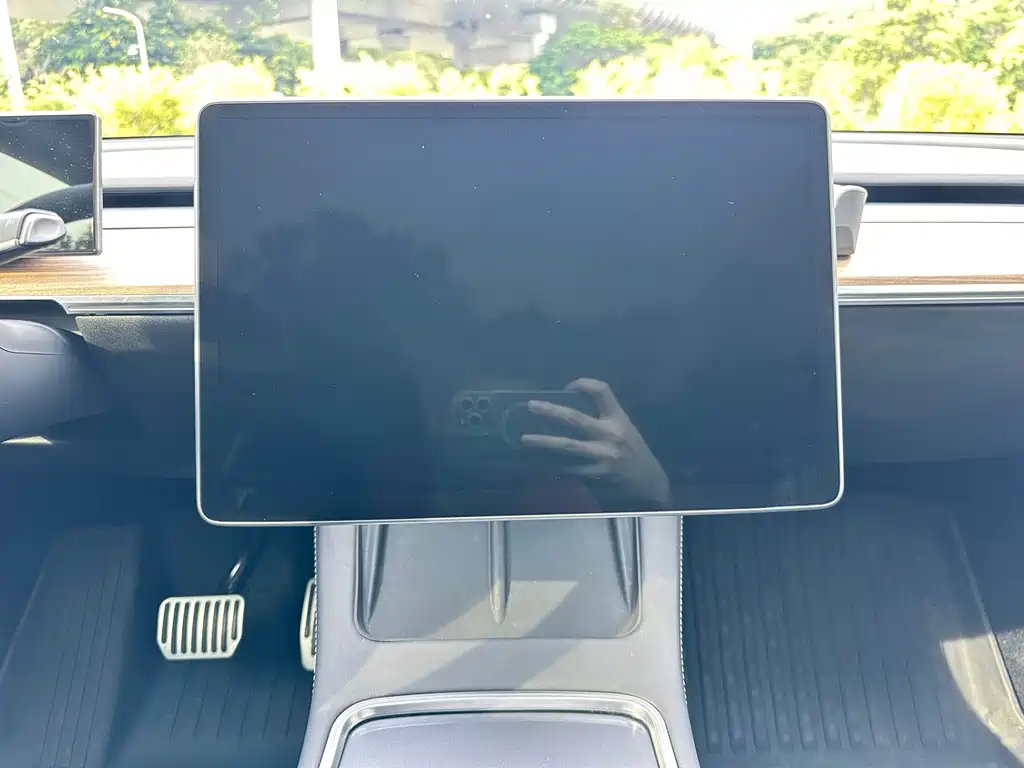 Tesla Model Y — фото 15