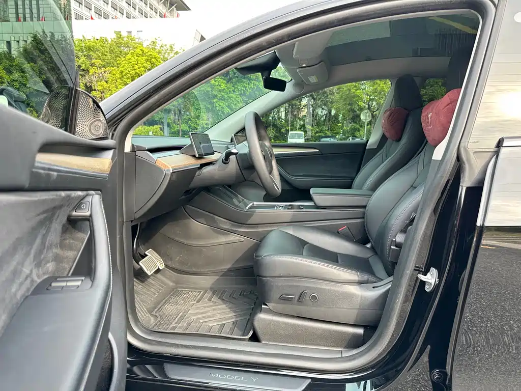 Tesla Model Y — фото 9