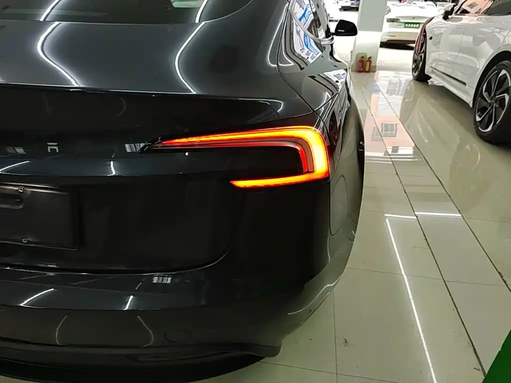 Tesla Model 3 — фото 8