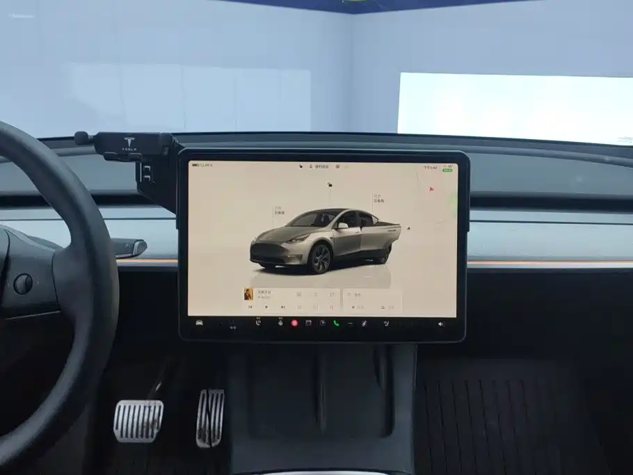 Tesla Model Y — фото 13