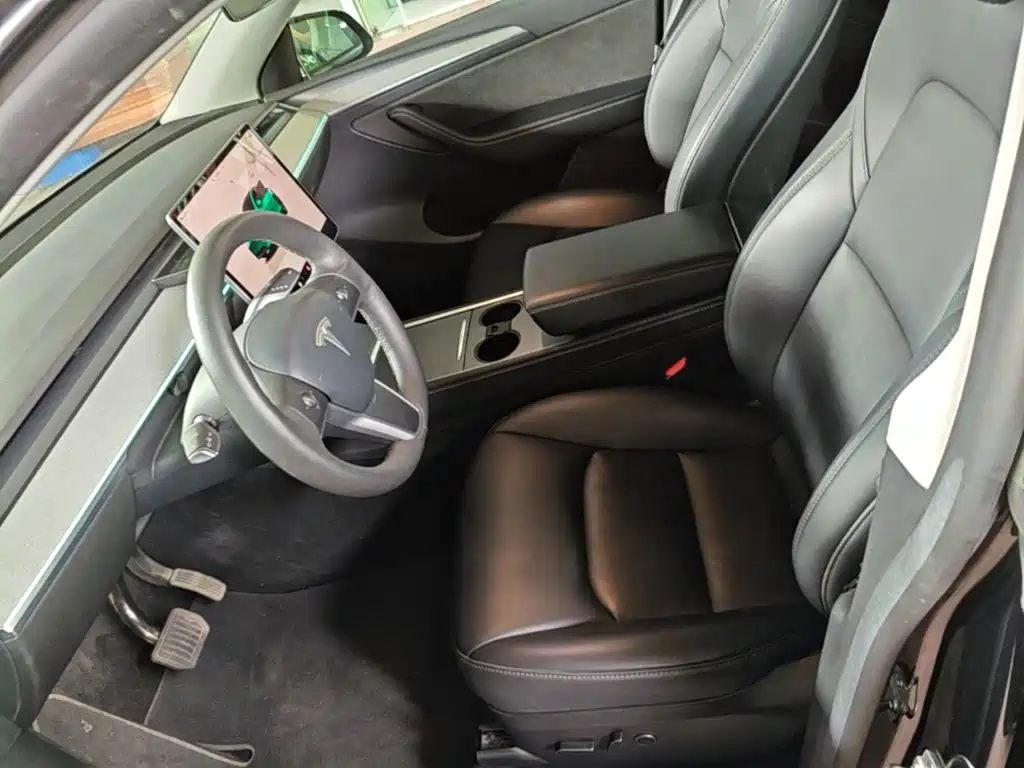 Tesla Model Y — фото 15