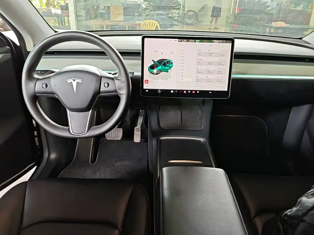 Tesla Model Y — фото 10