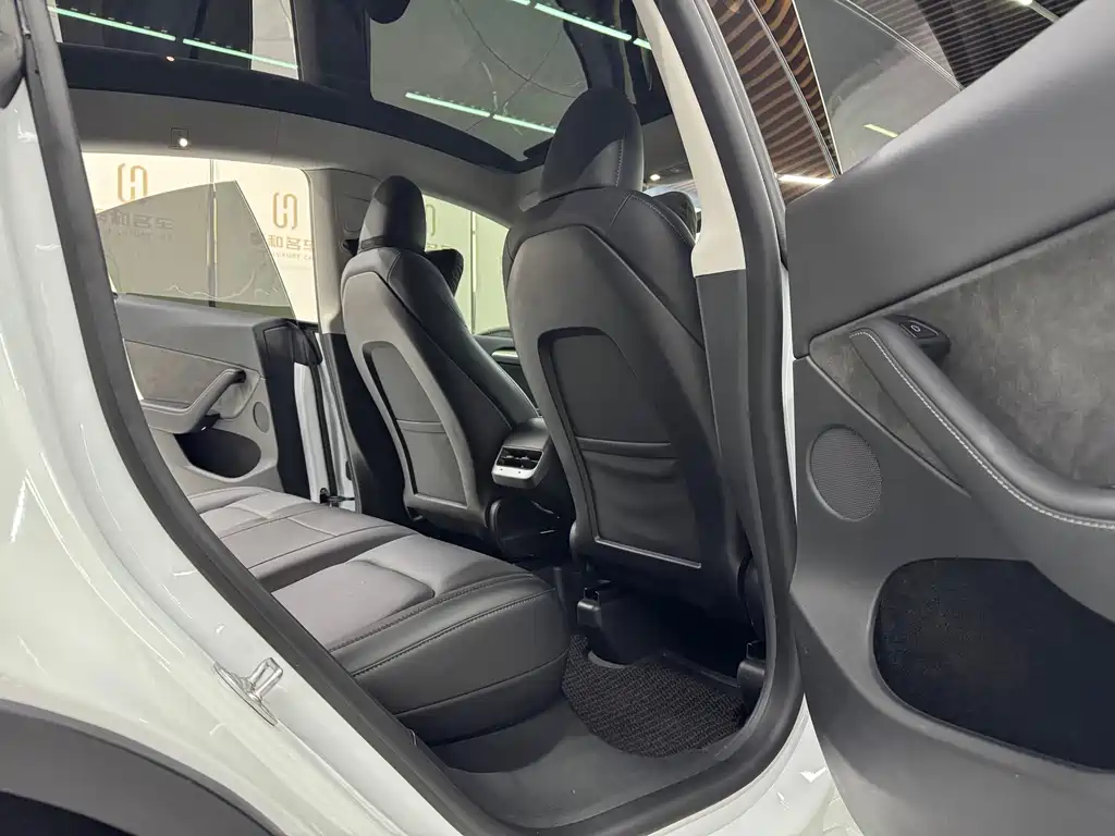 Tesla Model Y — фото 11