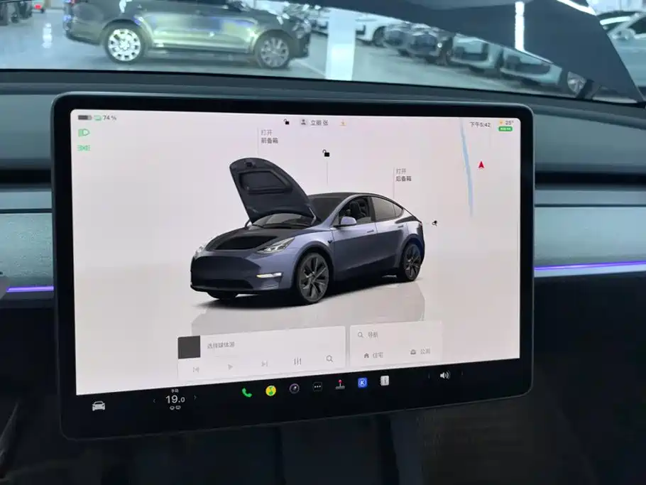Tesla Model Y — фото 14