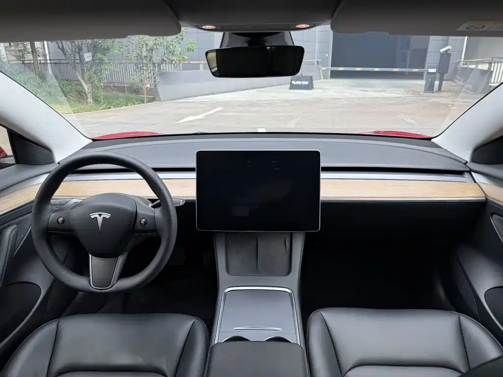 Tesla Model 3 — фото 11