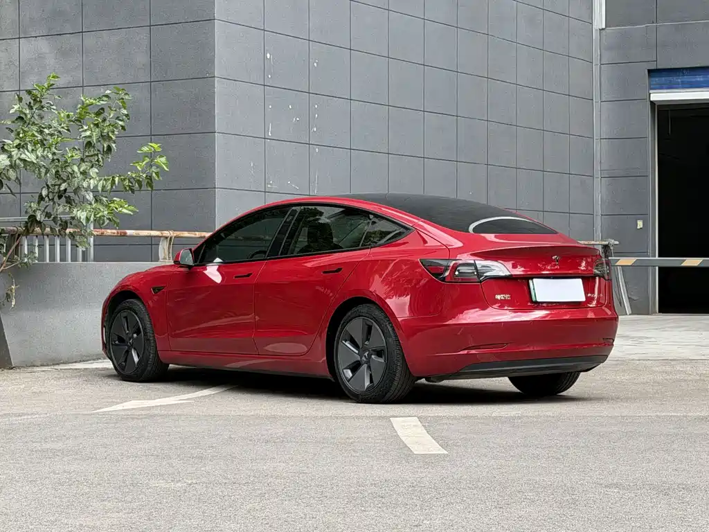 Tesla Model 3 — фото 5