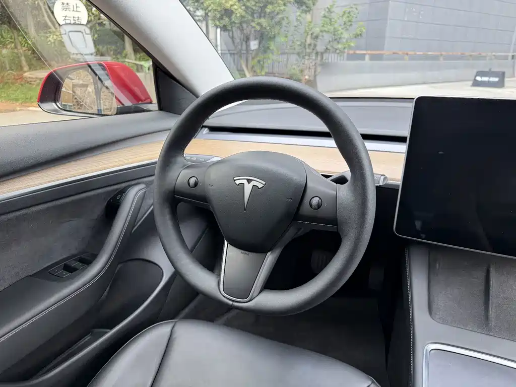 Tesla Model 3 — фото 9