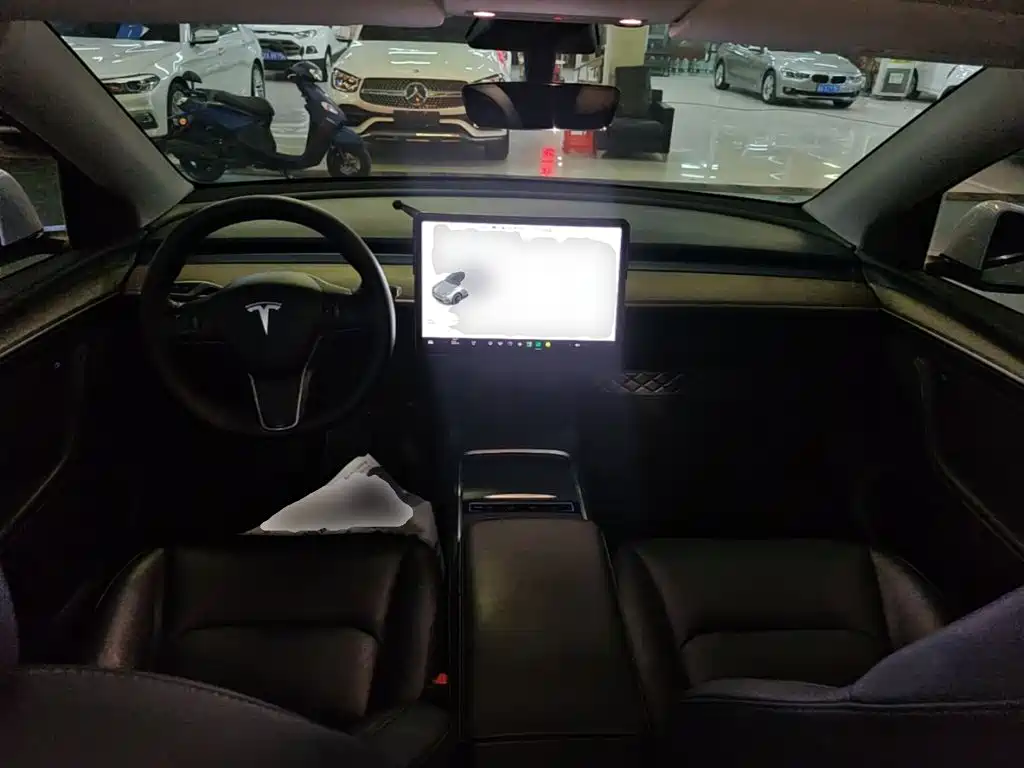 Tesla Model Y — фото 10