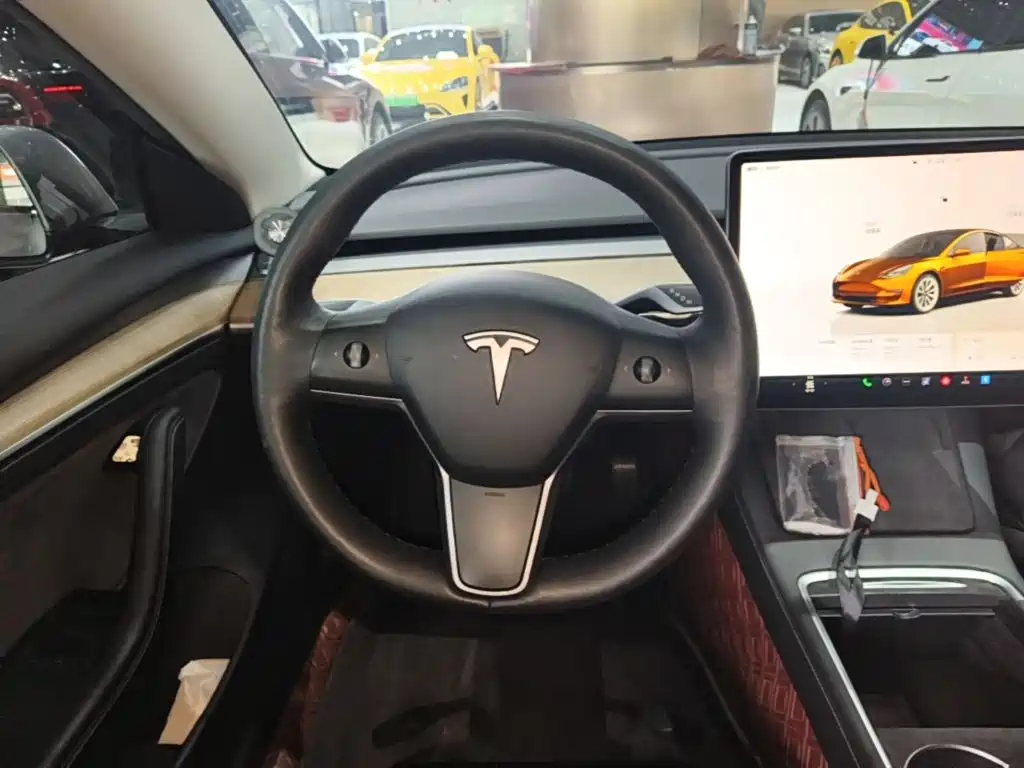 Tesla Model 3 — фото 11