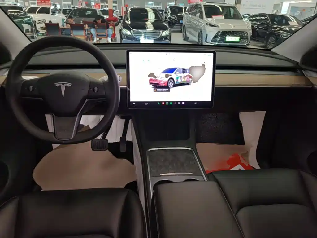 Tesla Model Y — фото 10
