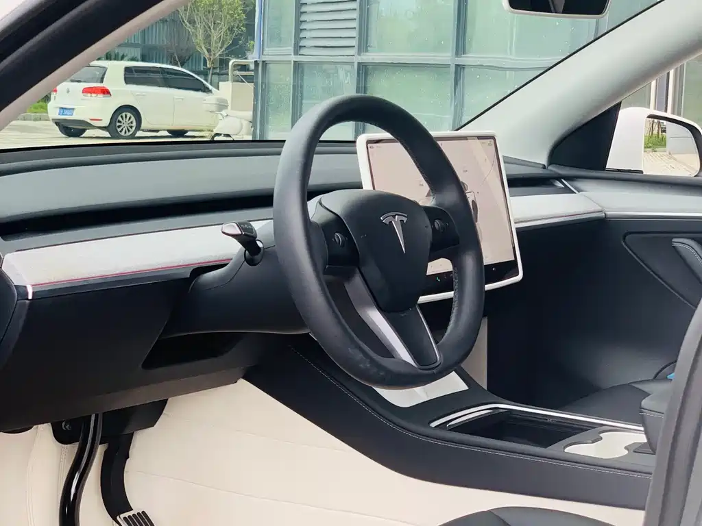 Tesla Model Y — фото 14