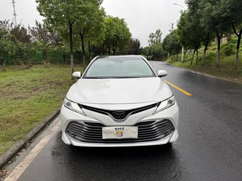 Toyota Camry — фото 2