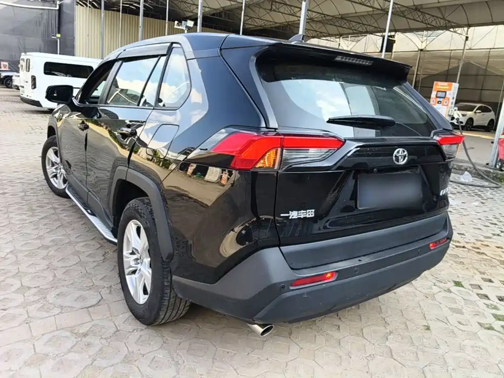 Toyota RAV4 — фото 5