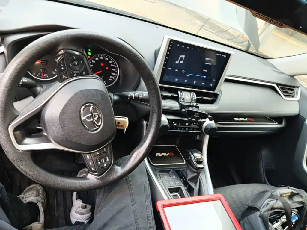 Toyota RAV4 — фото 10
