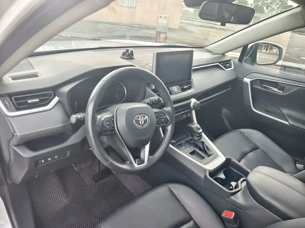 Toyota RAV4 — фото 8